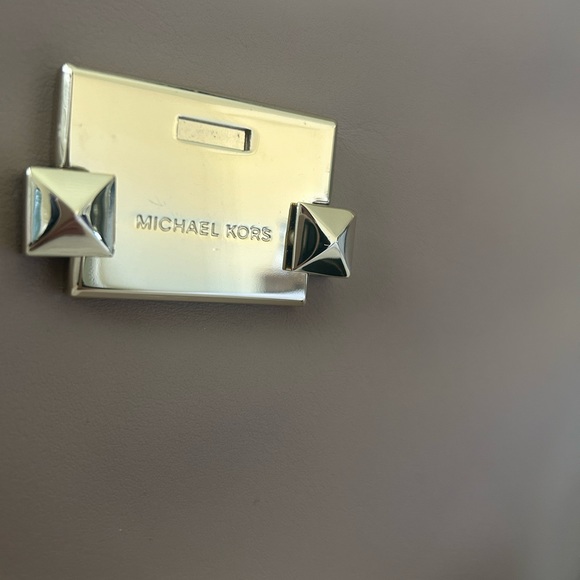 Más que una bolsa es un lindo accesorio para tu atuendo formal a casual. - Picture 5 of 10